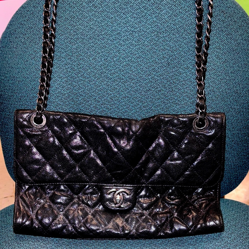 🖤 Authentic Black Leather Chanel Purse with burgundy interior 🖤